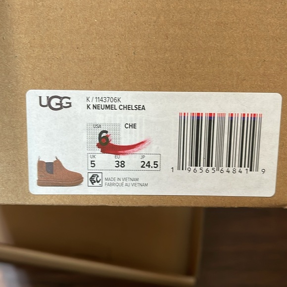 BNIB AUTHENTIC UGG boots size 6 - Picture 3 of 8